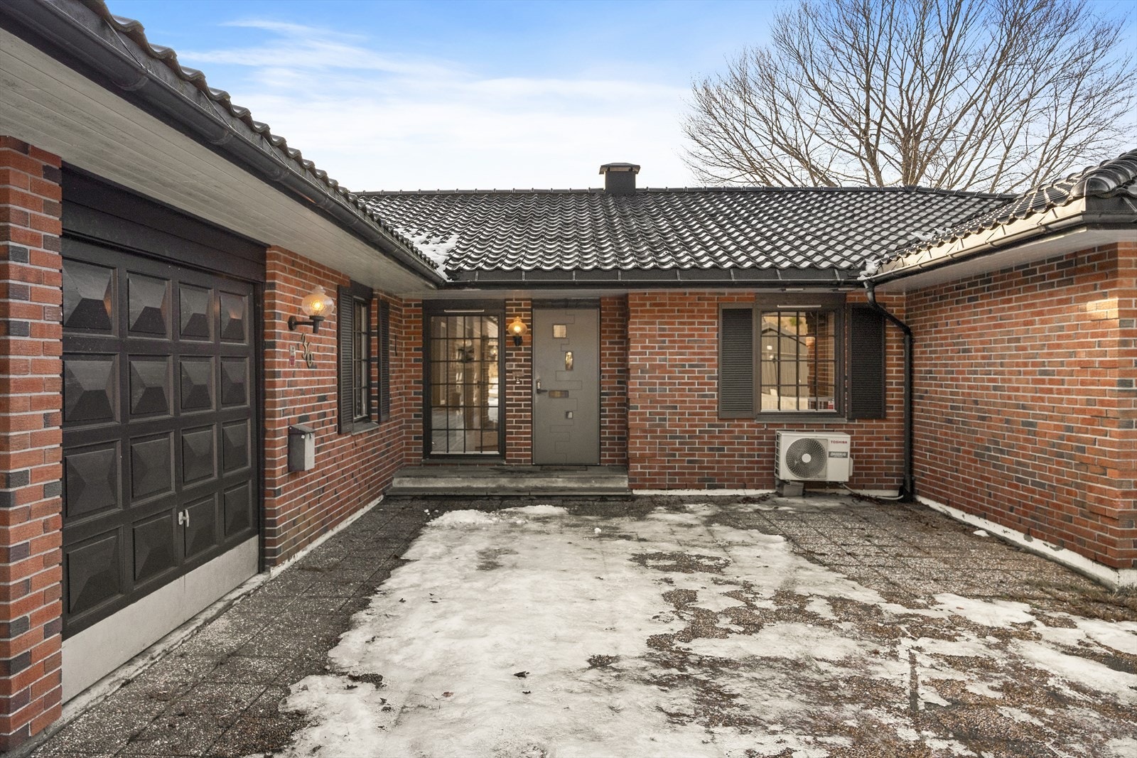 Ved inngangsparti, mot øst, er det plass til sittegruppe hvor man kan nyte morgensolen Galleribilde