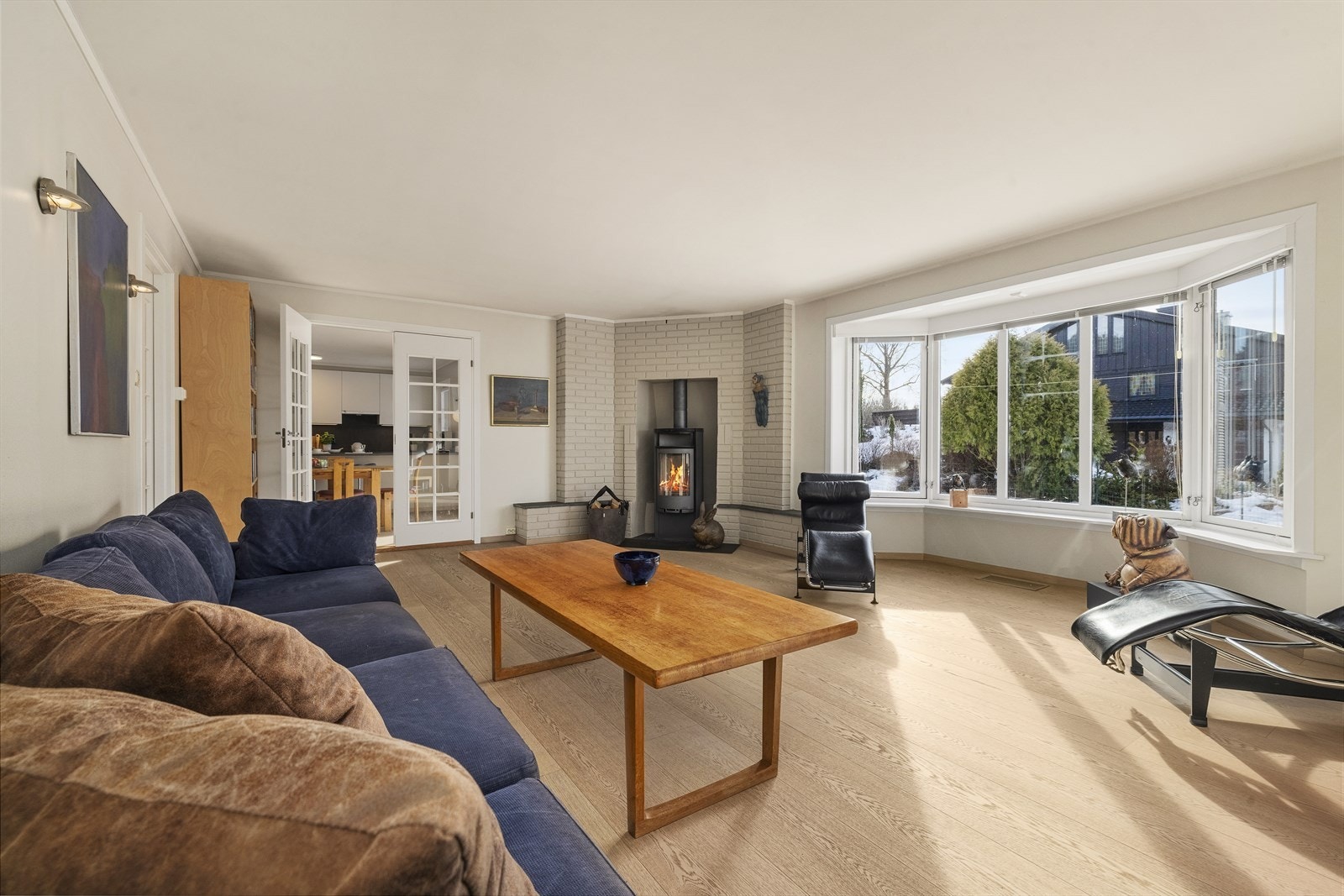 Stuen er i dag innredet med sofagruppe og godstoler Galleribilde