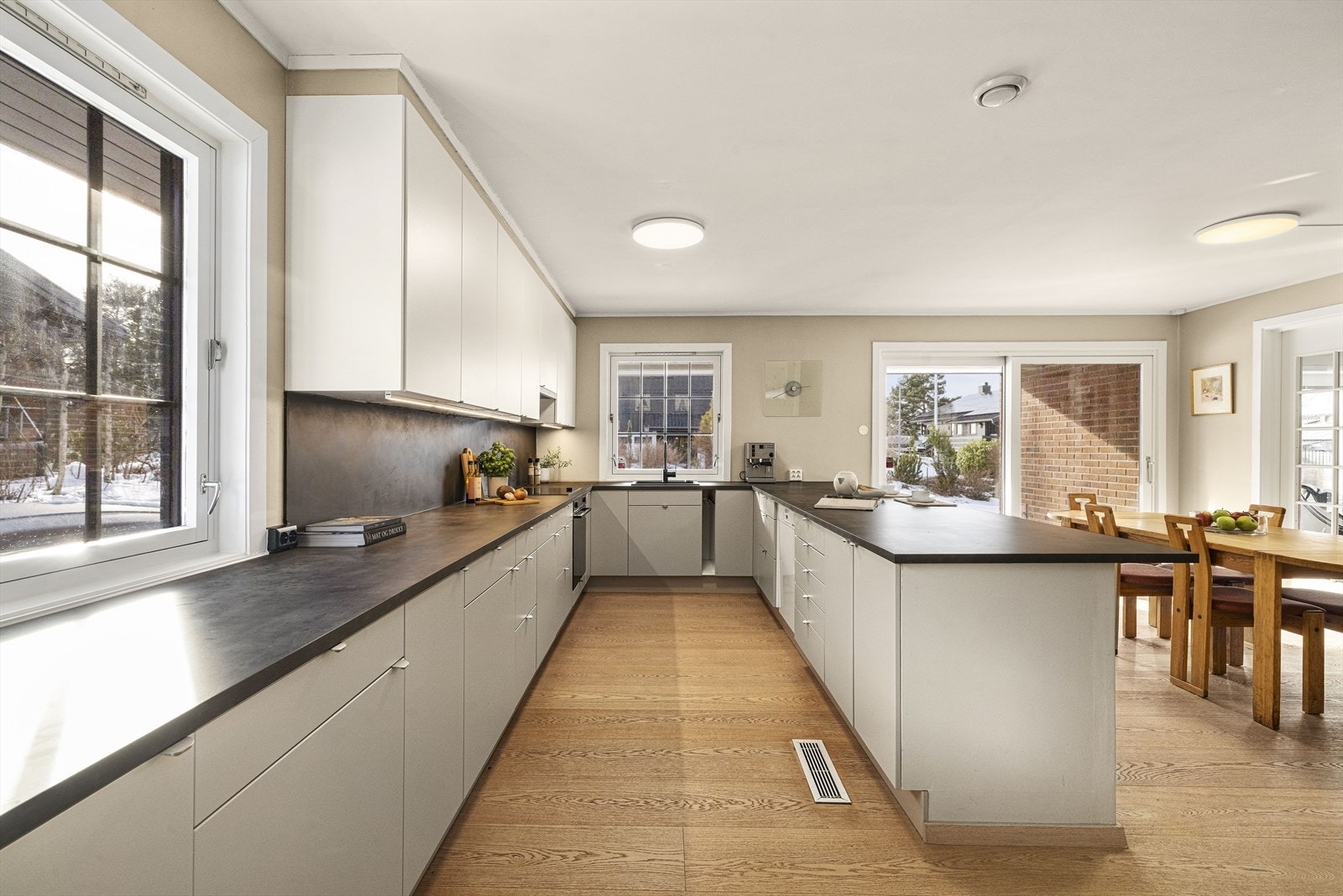 Kjøkkenet er av god størrelse, og fremstår som et nydelig og sosialt rom for matentusiaster Galleribilde