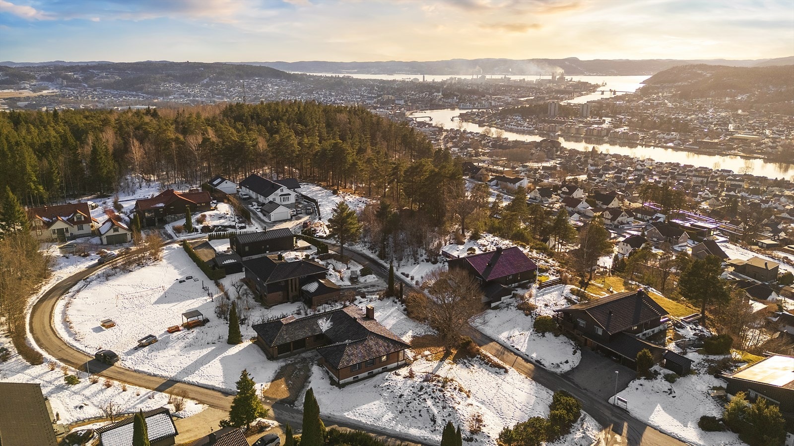 Romslig hjørnetomt, meget pent opparbeidet og beplantet, med hyggelige, solrike uteplasser og store grøntareal Galleribilde