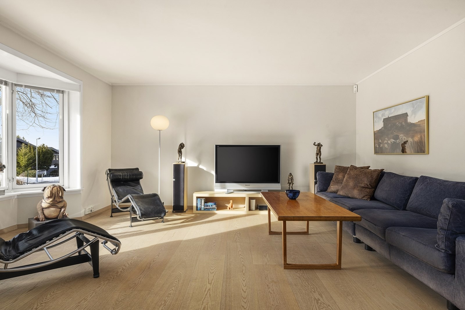 Stuen er meget innbydende med lyse overflater og gode møbleringsalternativ Galleribilde