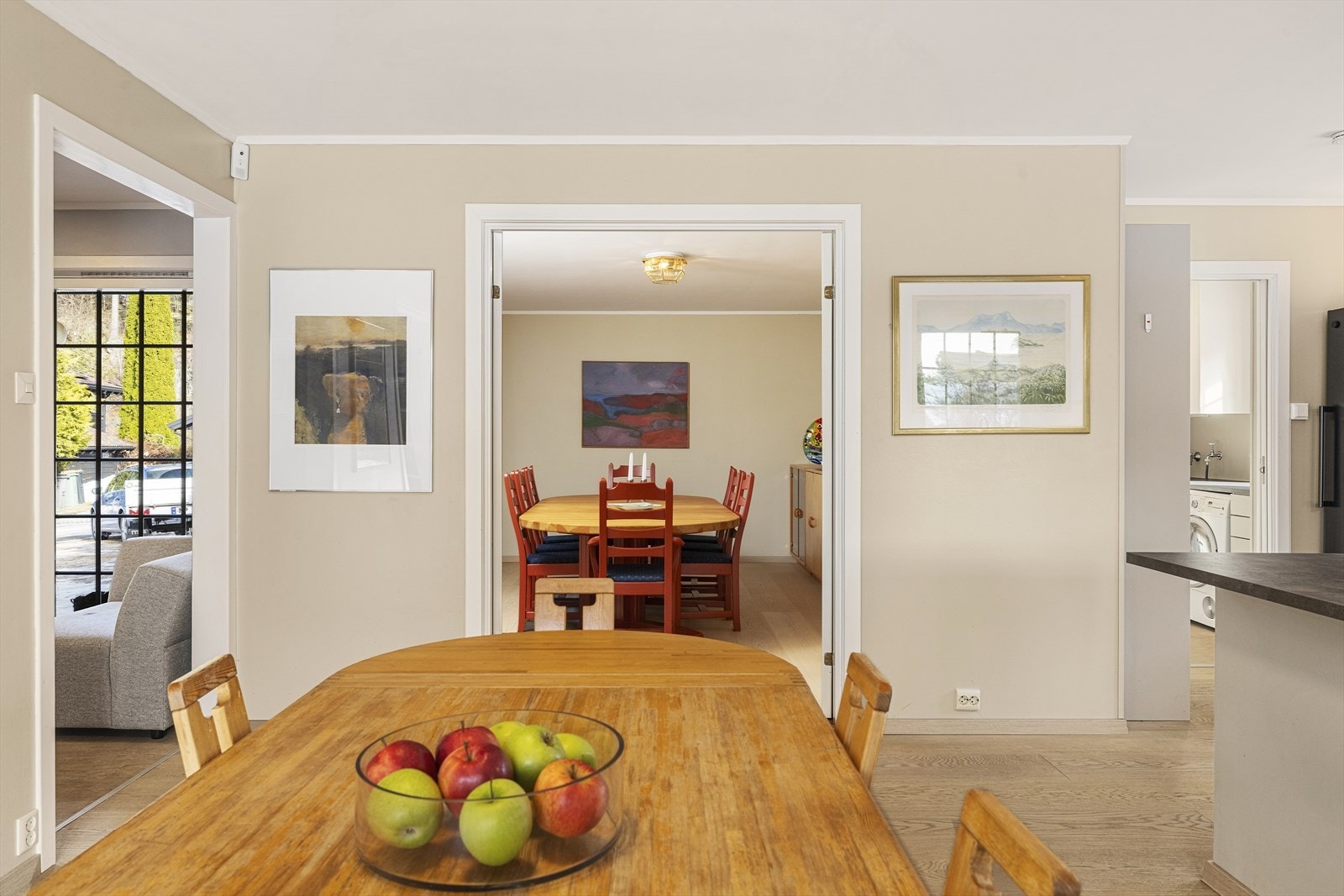 Fra kjøkken er det inngang til vaskerom og toalettrom Galleribilde