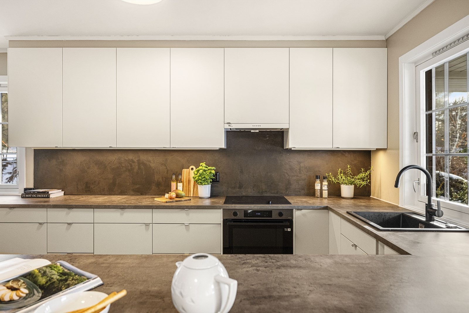 Integrerte hvitevarer som medfølger: oppvaskmaskin, platetopp og stekeovn Galleribilde