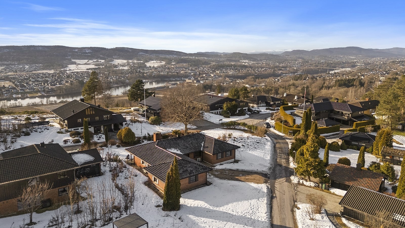 Tårnfjellvegen er et veletablert, trivelig villastrøk, og ett av Porsgrunns mest etterspurte områder Galleribilde