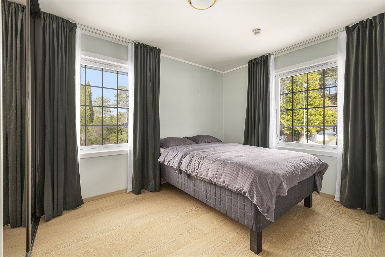 Soverom II har god plass til dobbeltseng og er innredet med skyvedørsgarderobe Galleribilde