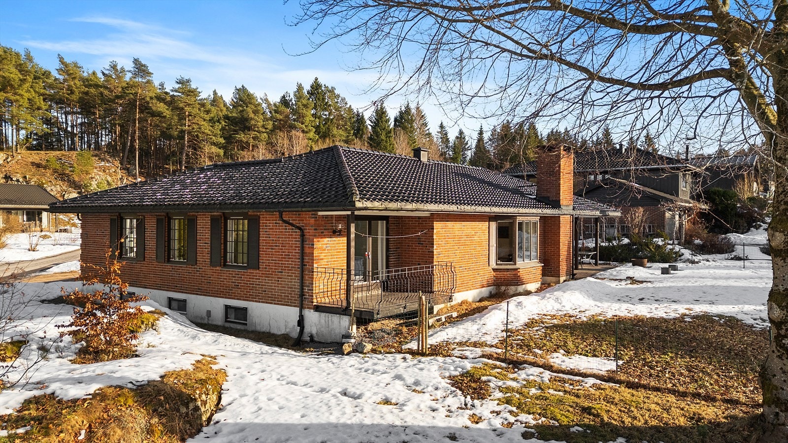 Boligen ligger på en praktfull hjørnetomt, pent opparbeidet med plen i stort hageområde samt steinlagt innkjørsel og gårdsplass Galleribilde
