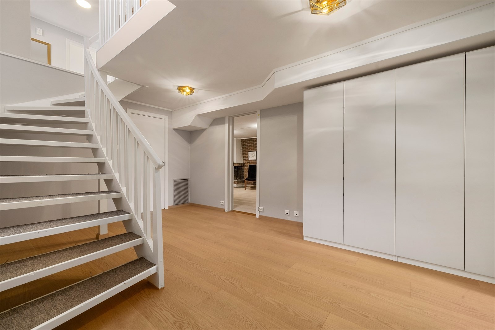 I gangen i underetasjen er det gode lagringsmuligheter i garderobeskap Galleribilde