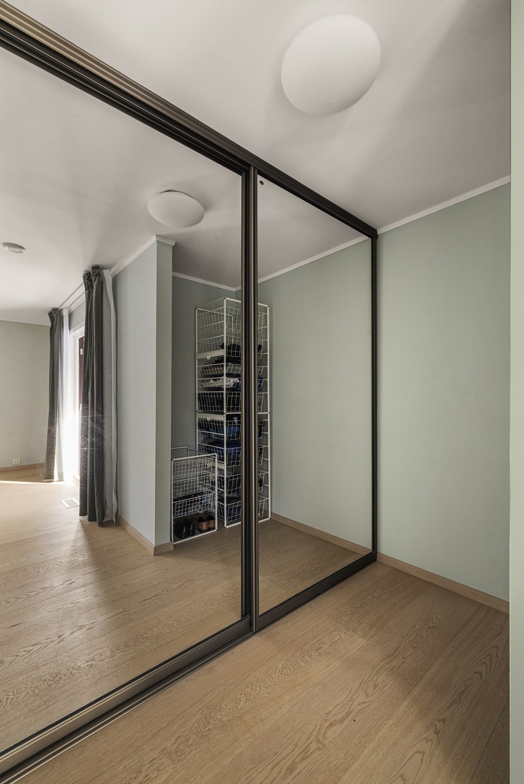 Gode oppbevaringsmuligheter i garderobeløsning på soverom Galleribilde