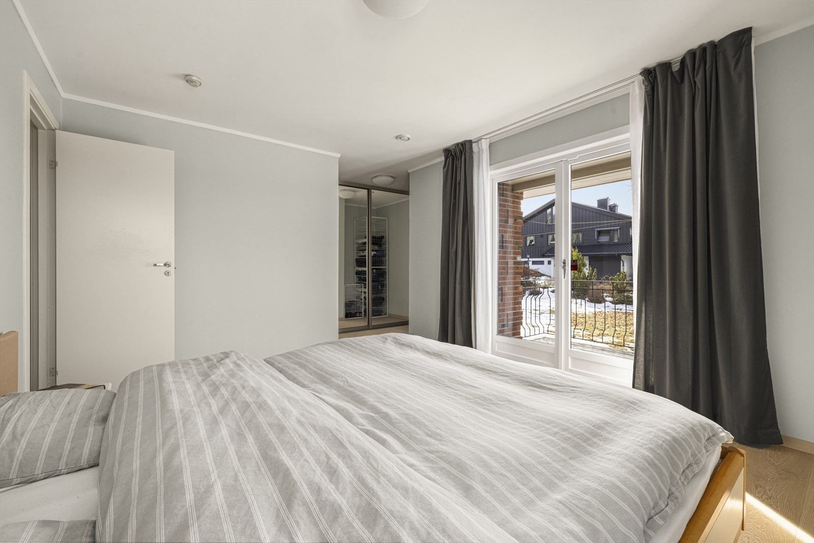 Hovedsoverom fremstår som en eksklusiv soveromssuite med tilhørende nisje med skyvedørsgarderobe og videre inngang til privat baderom Galleribilde