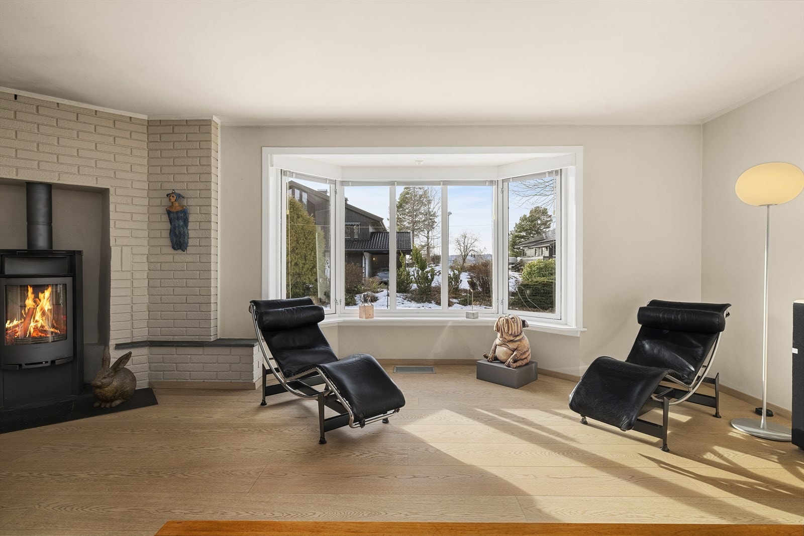 Stuen gir en luftig romfølelse og store vindusflater i karnapp slipper inn rikelig med naturlig dagslys Galleribilde