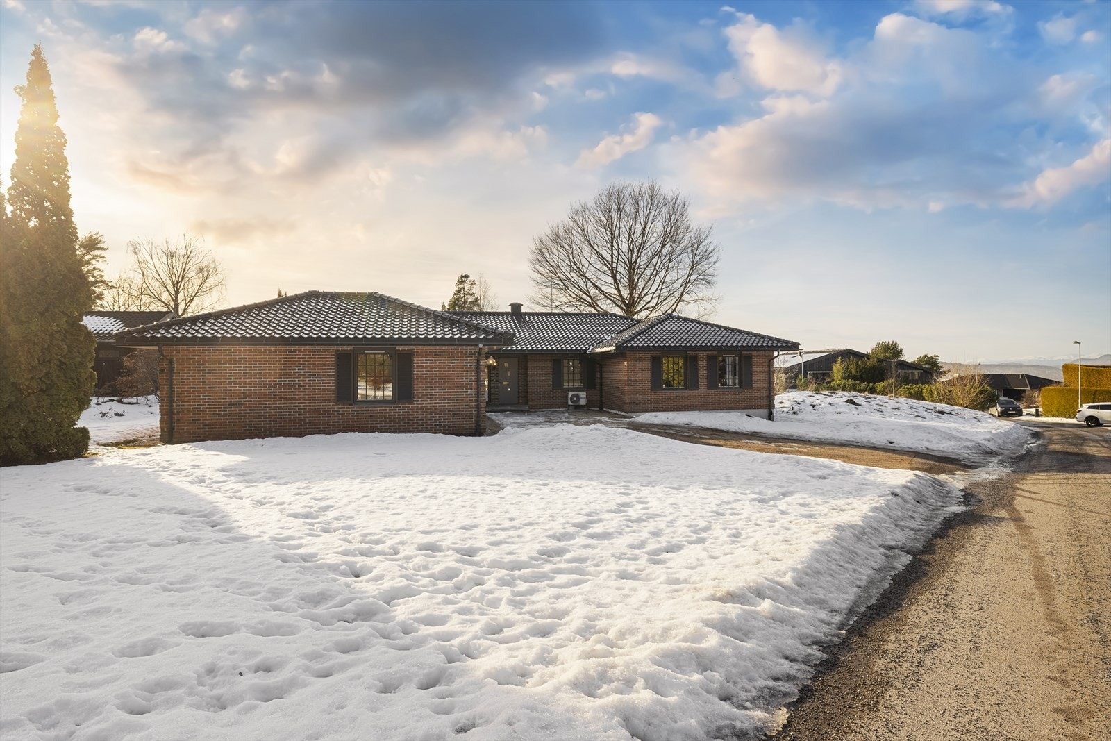 Stor hjørnetomt, meget pent opparbeidet og beplantet, med hyggelige, solrike uteplasser og store grøntareal Galleribilde