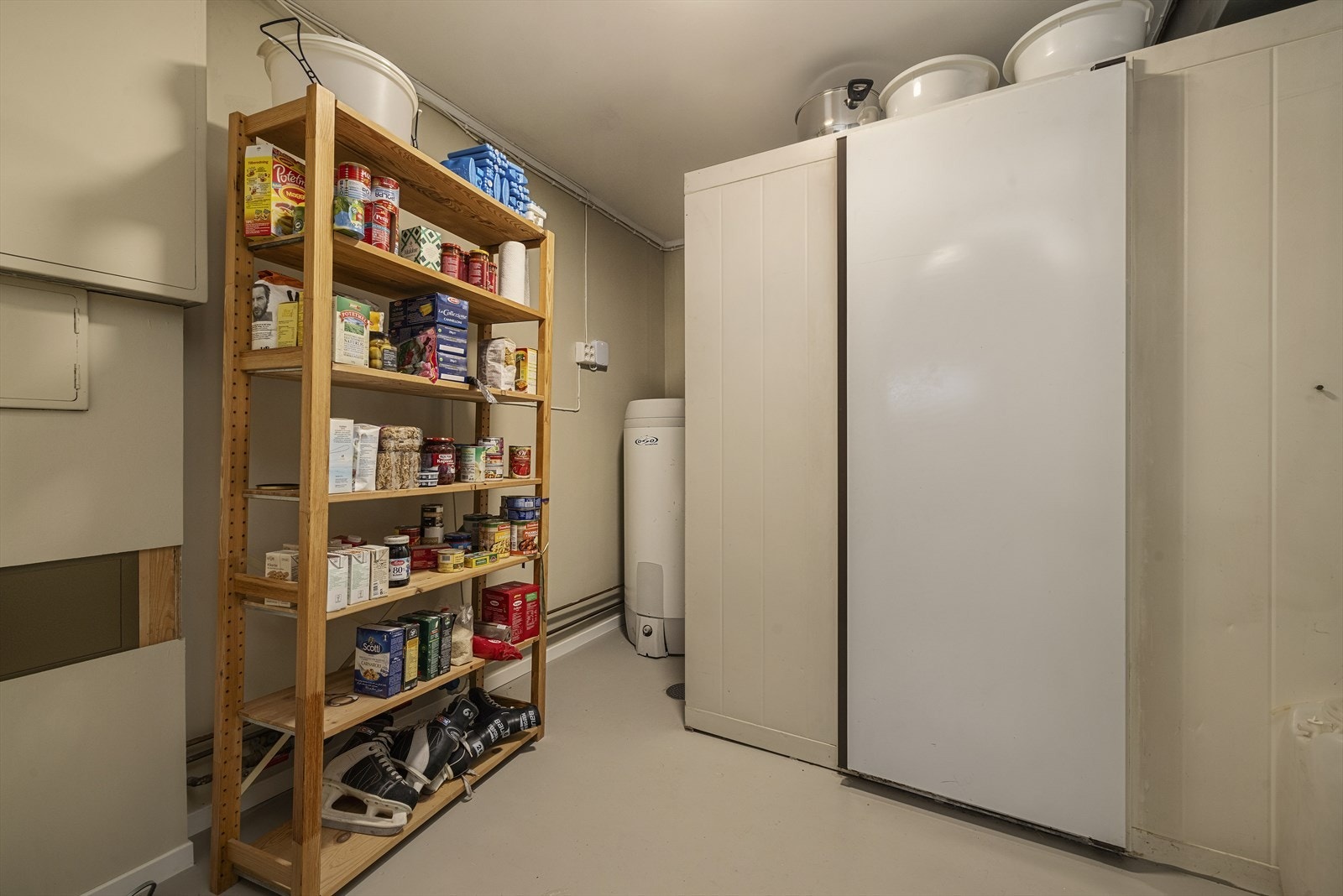 For øvrig er det meget god oppbevaringsplass i bodrom i kjeller Galleribilde