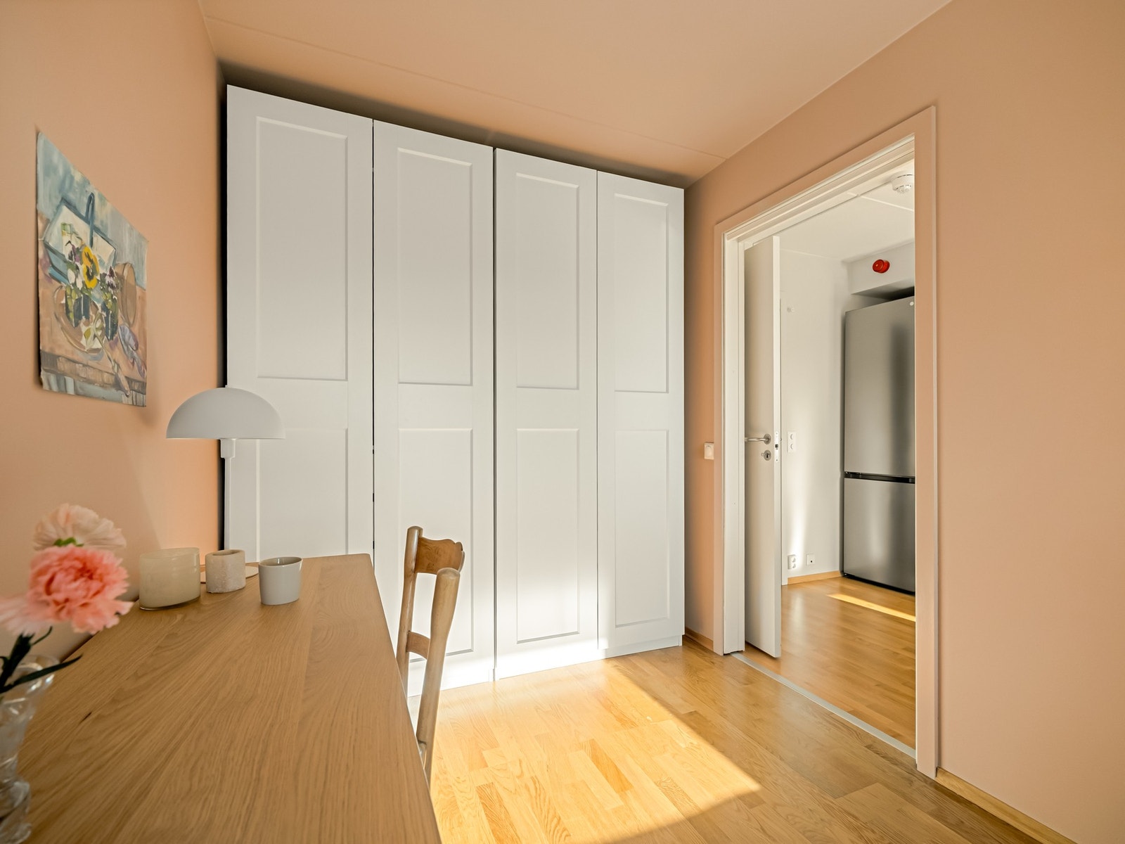 Det romslige garderobeskapet gir gode lagringsmuligheter og medfølger salget. Galleribilde