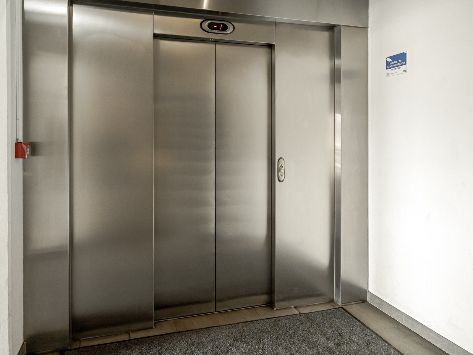 Heisen tar deg enkelt fra bakkeplan og opp til leilighetens etasje. Dessuten går den direkte ned til garasjekjelleren. Nye heiser monteres til våren/sommeren. Se salgsoppgaven for mer informasjon. Galleribilde