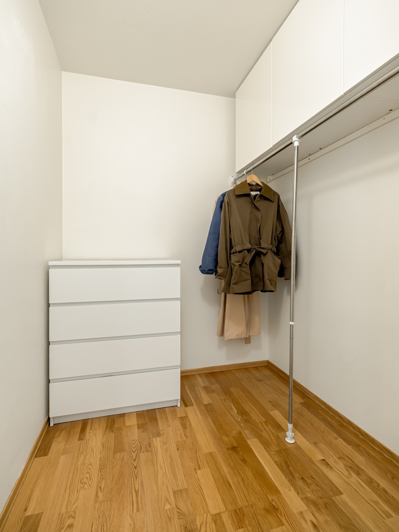 Dette bodrommet gir litt ekstra luksus i hverdagen. Den er innredet med kommode og et praktisk stativ for oppheng av klær. Galleribilde