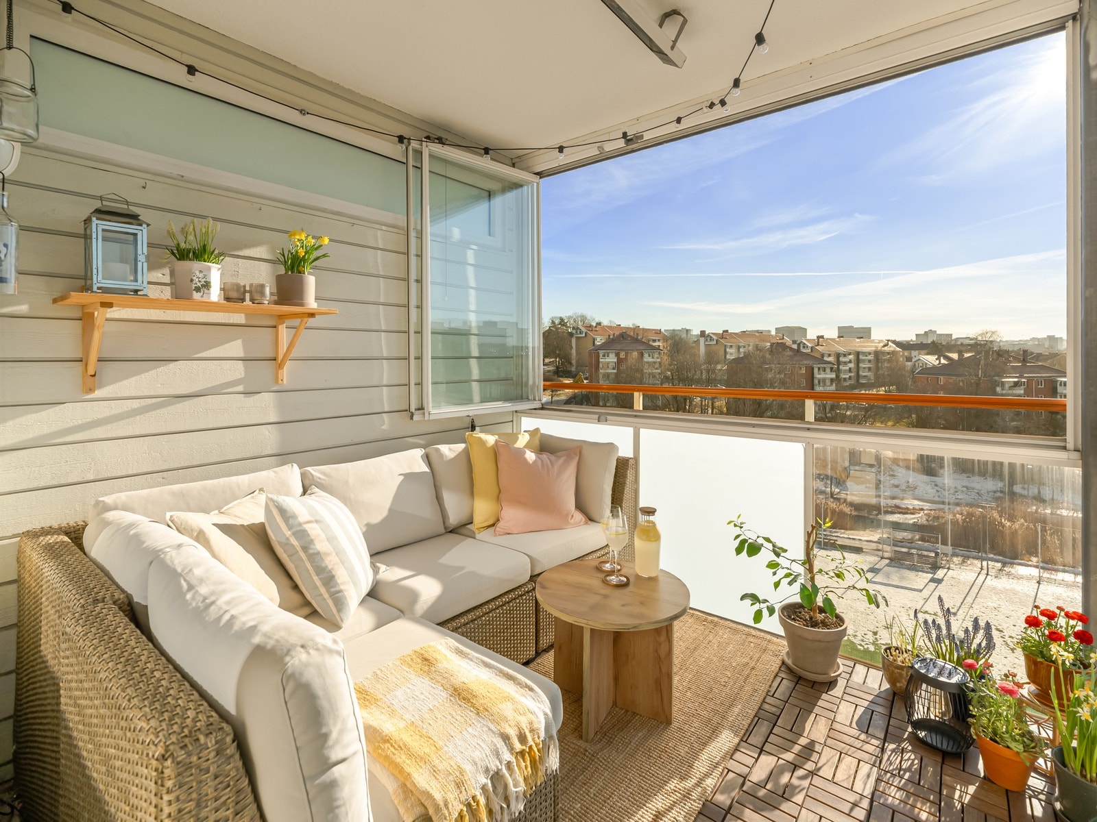 Her er det stort og romslig med god plass til å møblere etter ønske. Det er tillatt med med gass- eller elektrisk grill. Galleribilde