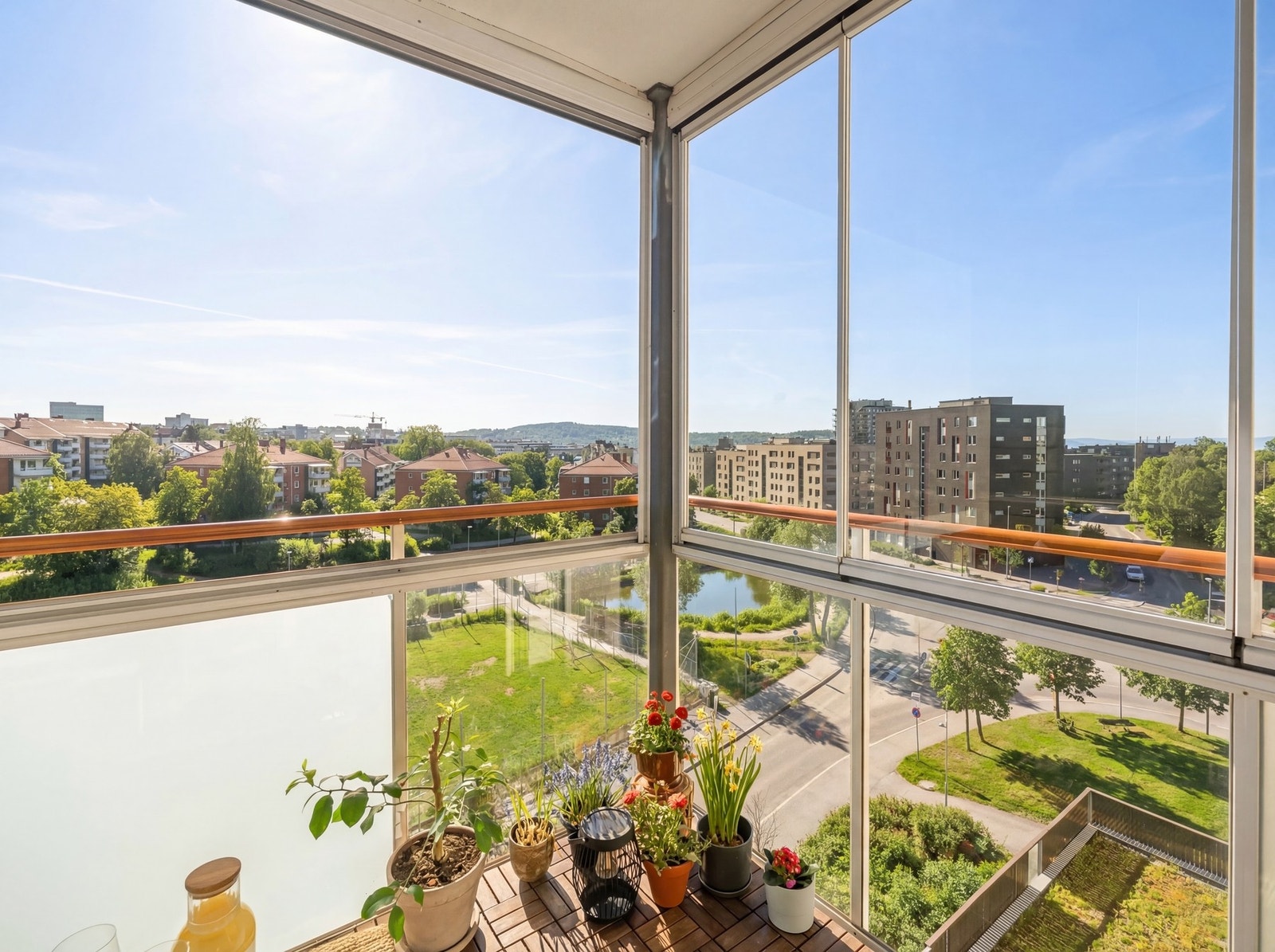 Her gir vi deg en liten smak av sommer fra balkongen. Det er bare å glede seg, for denne kommer du til å like! Bildet er redigert med KI for å illustrere sommerforhold. Avvik kan forekomme. Galleribilde