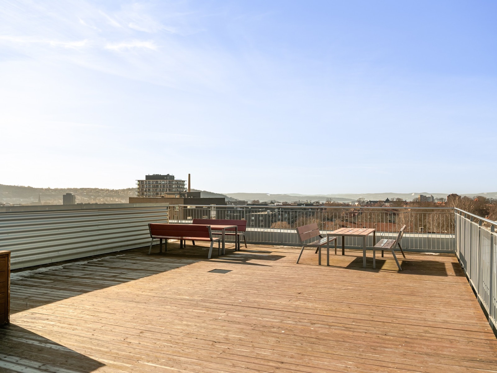 Beboerne har tilgang til en stor, felles takterrasse med panoramautsikt over byen. Det er skikkelig deilig å ha tilgang til når vi beveger oss mot lysere tider! Takterrassen har flere hyggelige sittegrupper til stor glede for beboerne. Galleribilde