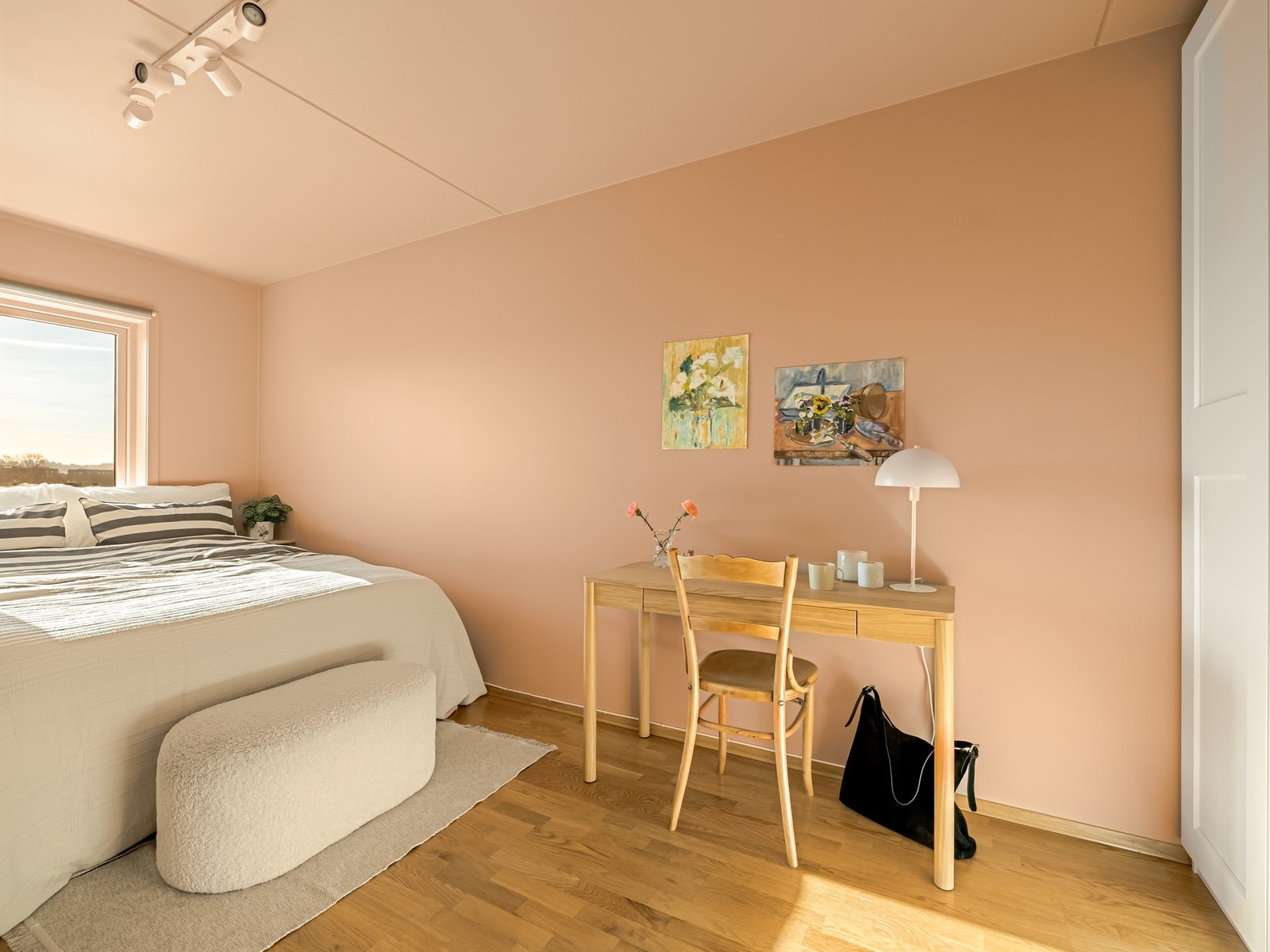 Soverommet er av god størrelse med plass til både dobbeltseng og hjemmekontor. Galleribilde