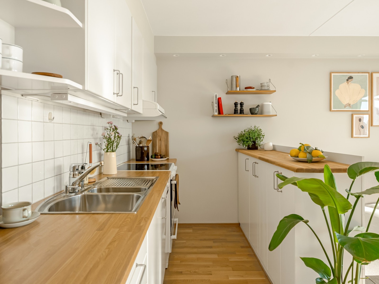 Kjøkkeninnredningen består av slette fronter og benkeplate av laminat. Det er rikelig med oppbevaringsmuligheter i over- og underskap. Lagring finnes også i skapene på kjøkkenøya. Galleribilde