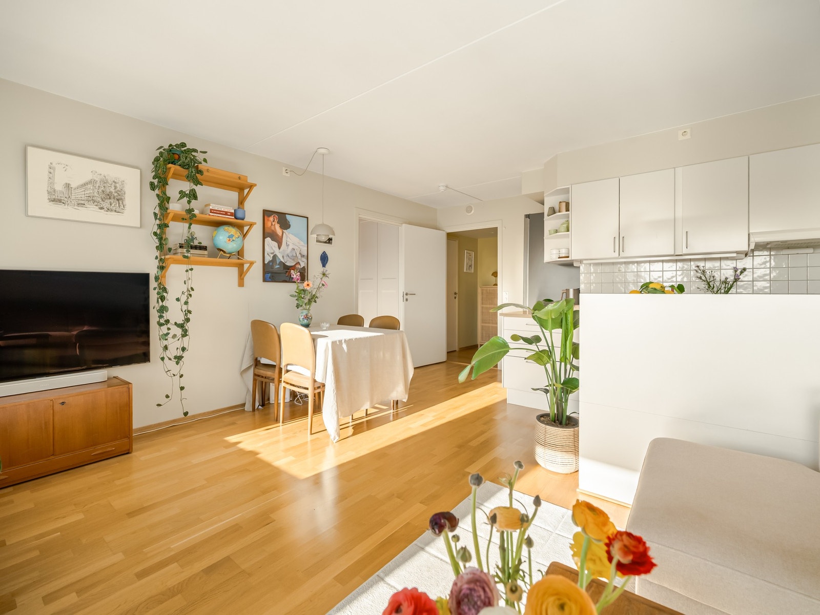 I stuen er det god plass til en større sofagruppe, TV-benk og spisebord. Galleribilde