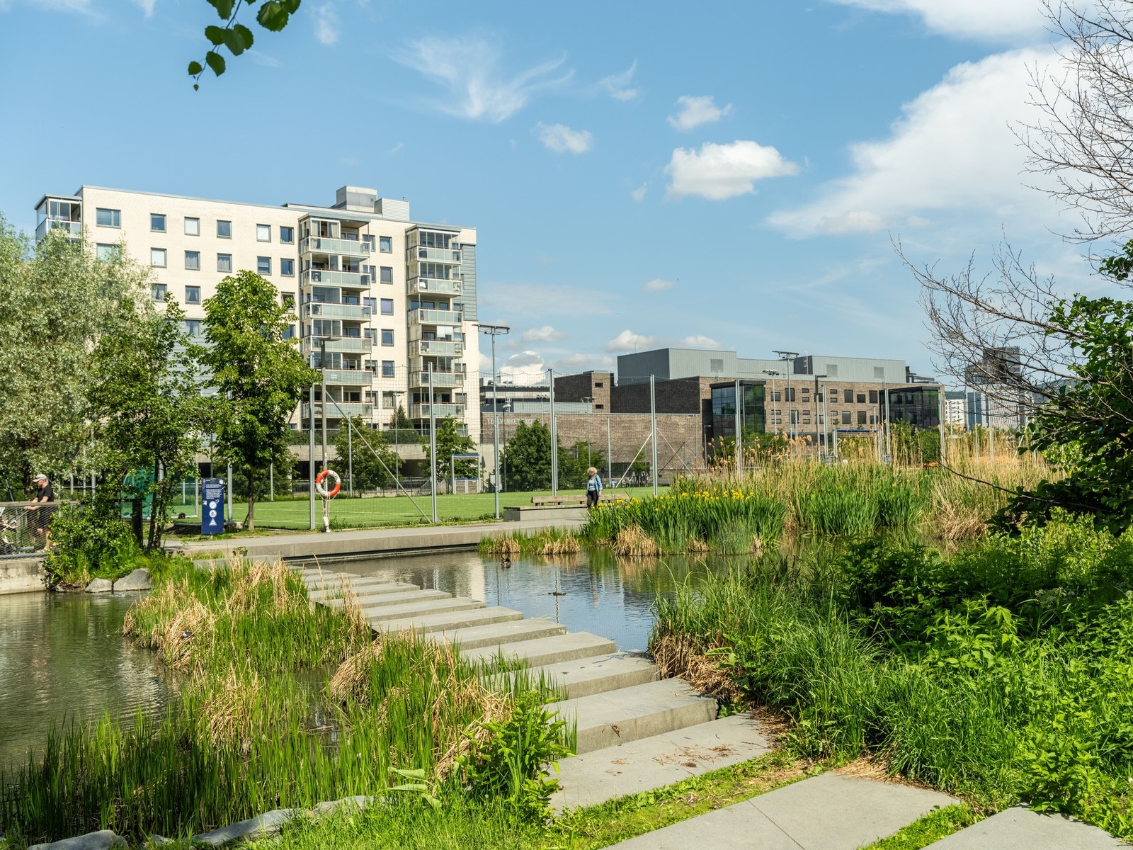 Det er nydelig utsyn mot grønne og frodige parkområder ved Teglverksdammen og Hovinbekken. Leiligheten ligger i det hvite bygget i bakgrunn. Galleribilde