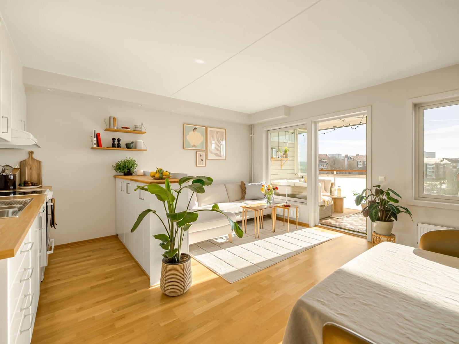 Leiligheten har en svært god intern beliggenhet og vender mot grønne og frodige parkområder ved Teglverksdammen og Hovinbekken. Galleribilde