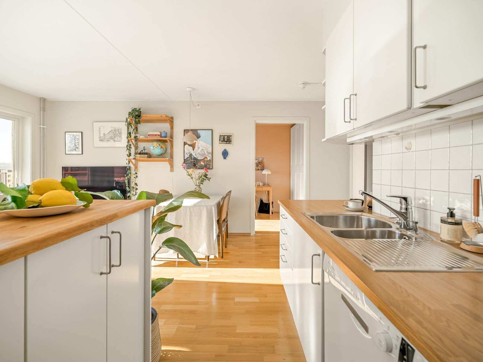 Ellers er det god benkeplass. Hvitevarer som komfyr, ventilator og oppvaskmaskin medfølger leiligheten. På siden av kjøkkenet mot gangen er det plass til frittstående kjøle- og fryseskap. Galleribilde