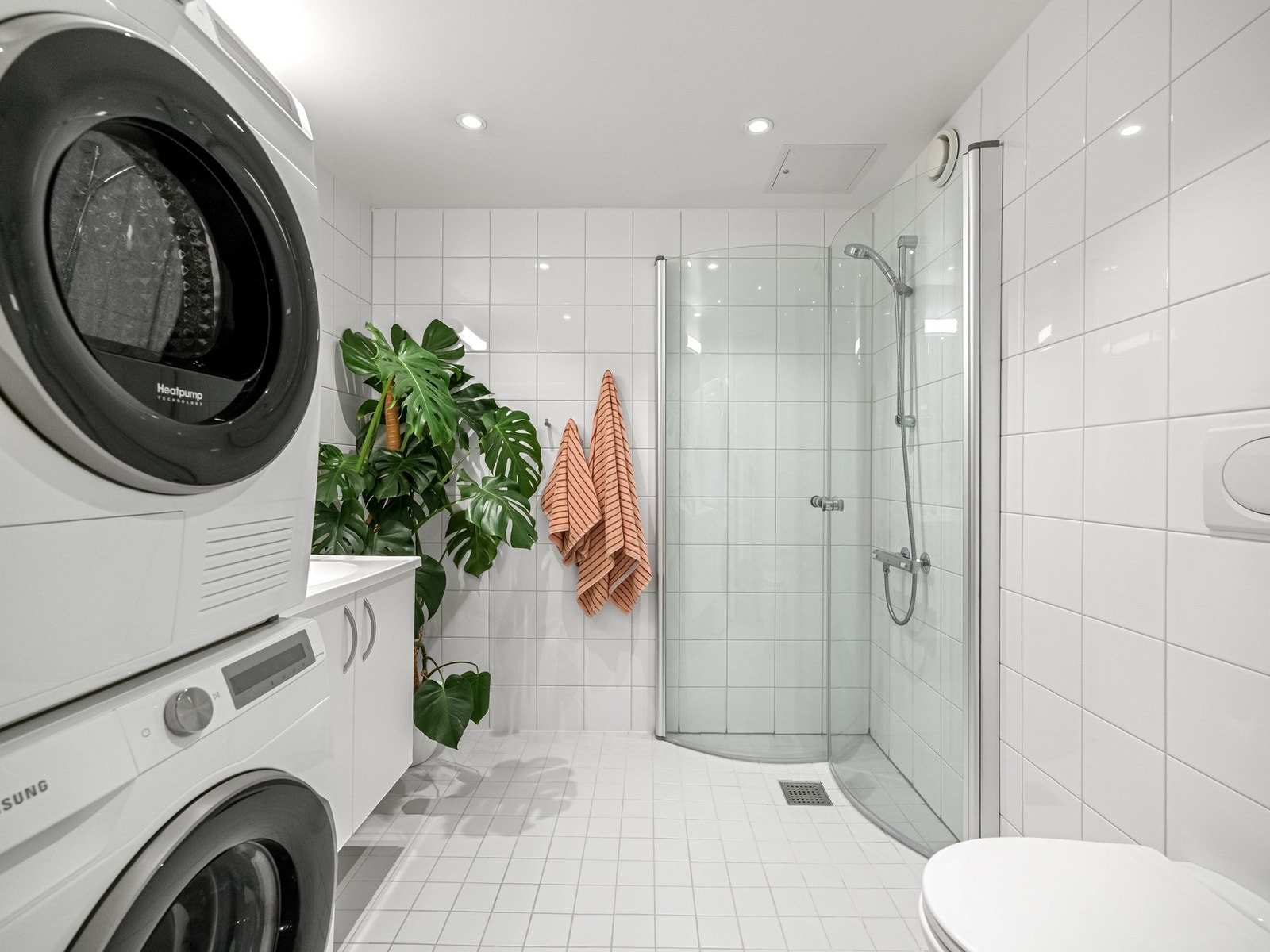 Leiligheten har et pent flislagt bad med varmekabler i gulvet og downlights i taket. Galleribilde