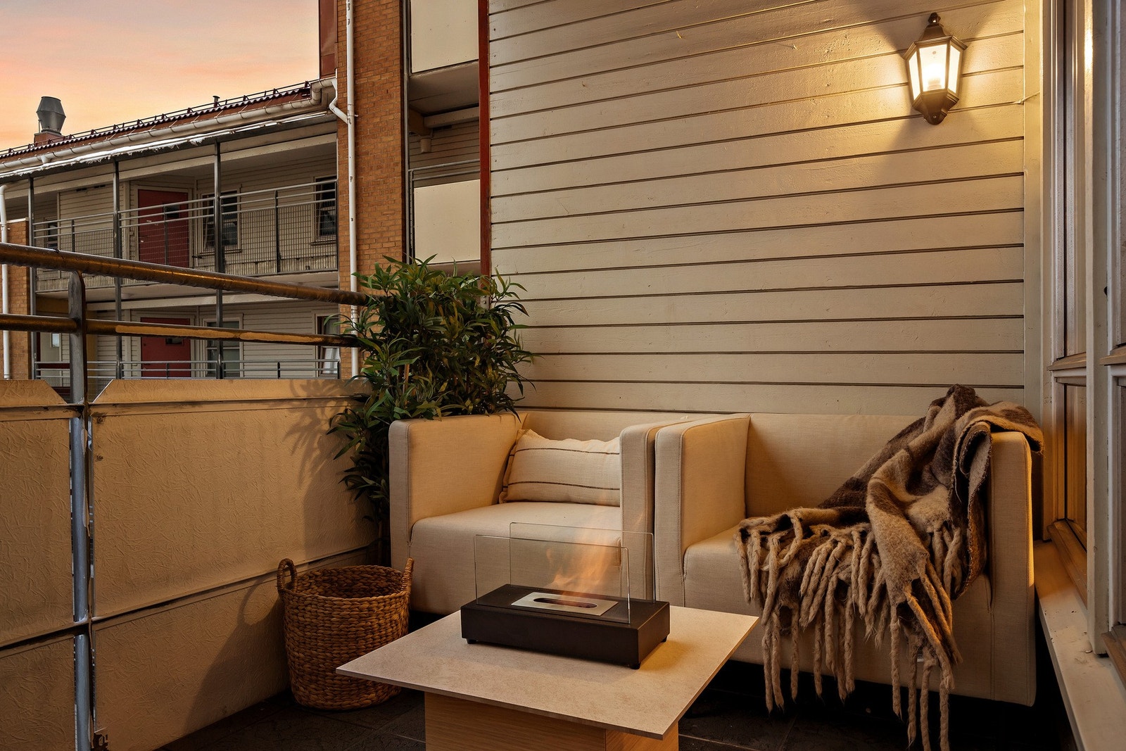 Koselig balkong med praktisk bod Galleribilde