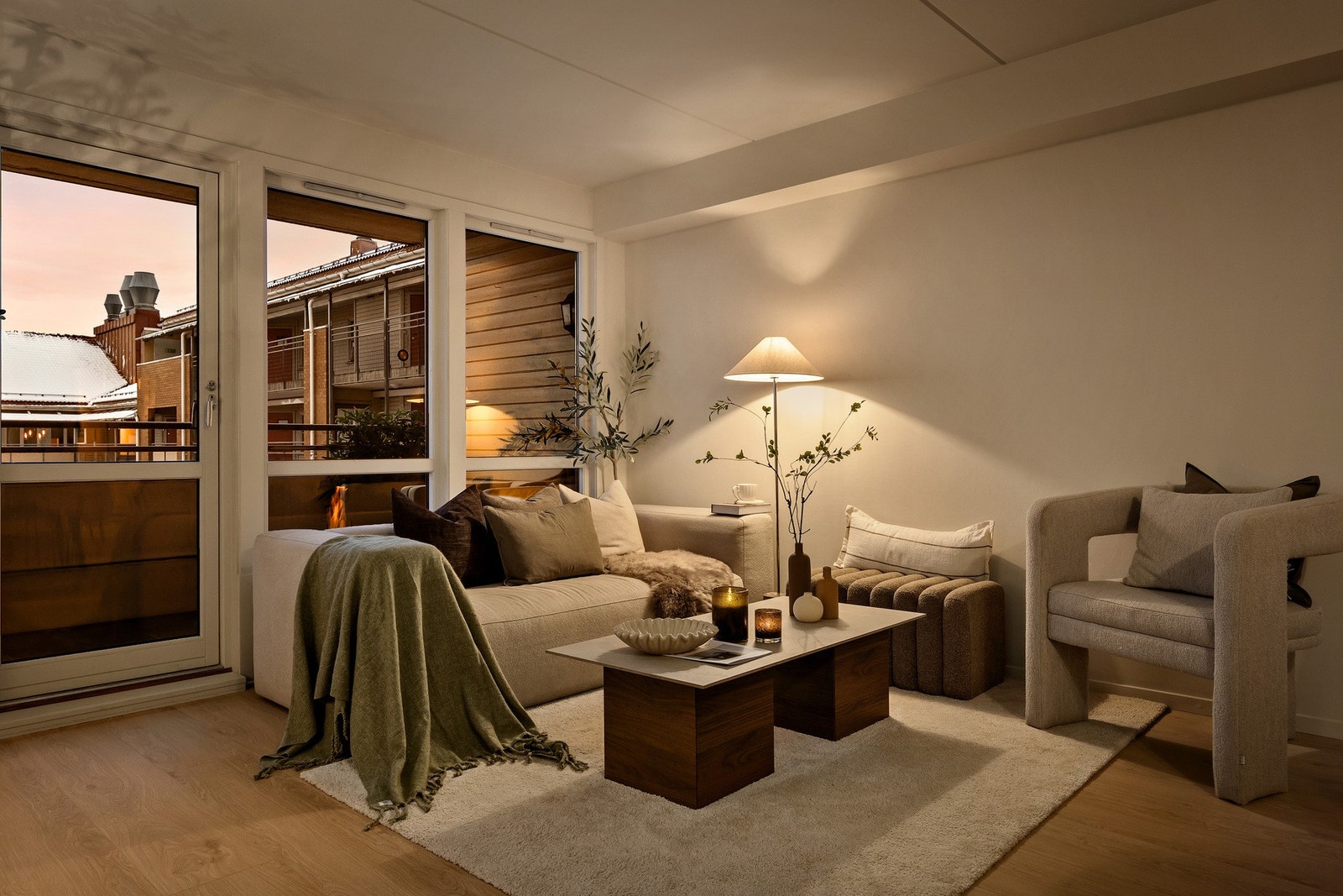 Stuen kan enkelt møbleres med en større sofagruppe og tilhørende møblement Galleribilde