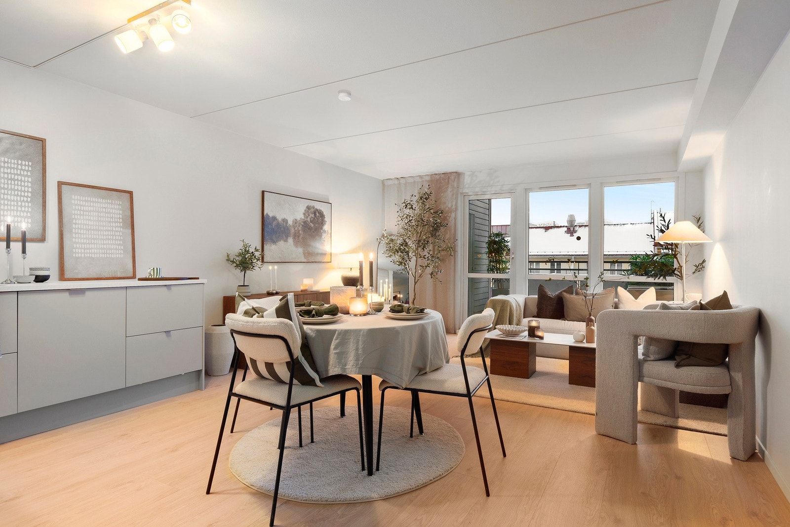 Oppholdsrommet oppleves lyst og luftig med store vindusflater som gir godt med naturlig lysinnslipp Galleribilde