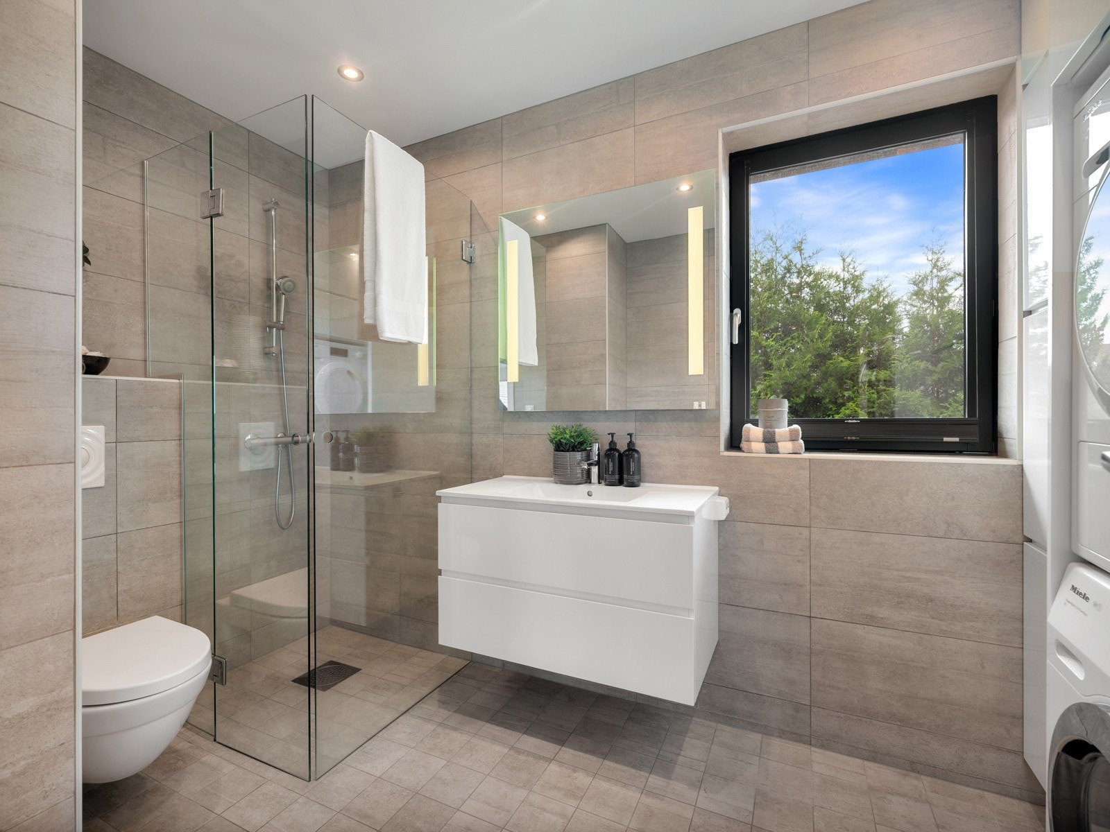 Det første badet er fra byggeår og har flislagte gulv og vegger. Galleribilde