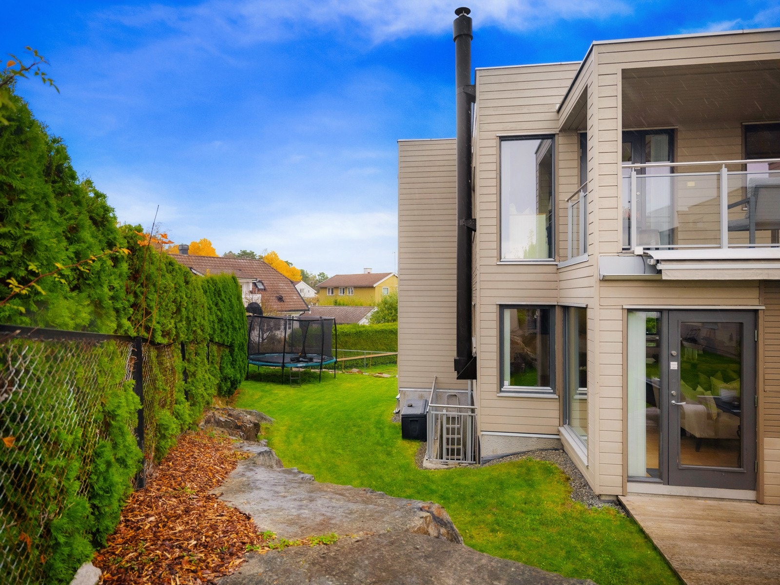 De naturlige bergene gir et fint uttrykk og skaper variasjon i terrenget, mens hekk og beplantning rundt eiendommen gir en behagelig ramme. Galleribilde