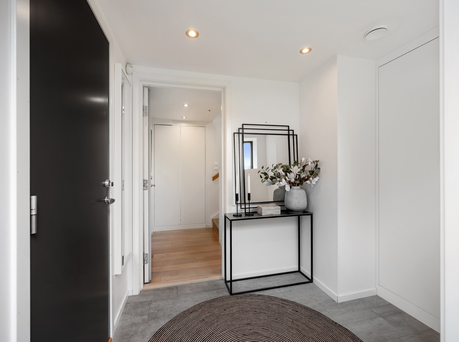 Lys og innbydende entré som gir et godt førsteinntrykk av boligen. Galleribilde