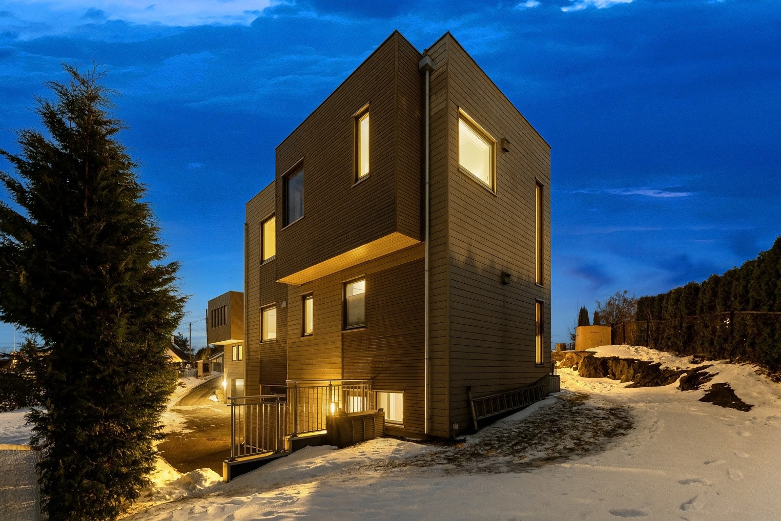 Det er også en praktisk utebod med god plass til oppbevaring av hagemøbler og utstyr. Galleribilde