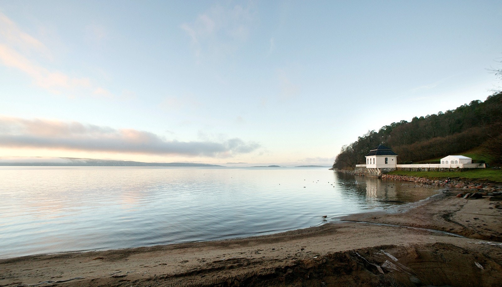 Det er også kort vei til flere populære badeplasser langs Bunnefjorden, inkludert Nordstrand Bad, Katten og Sydstranda på Ulvøya med det kjente stupetårnet. Galleribilde