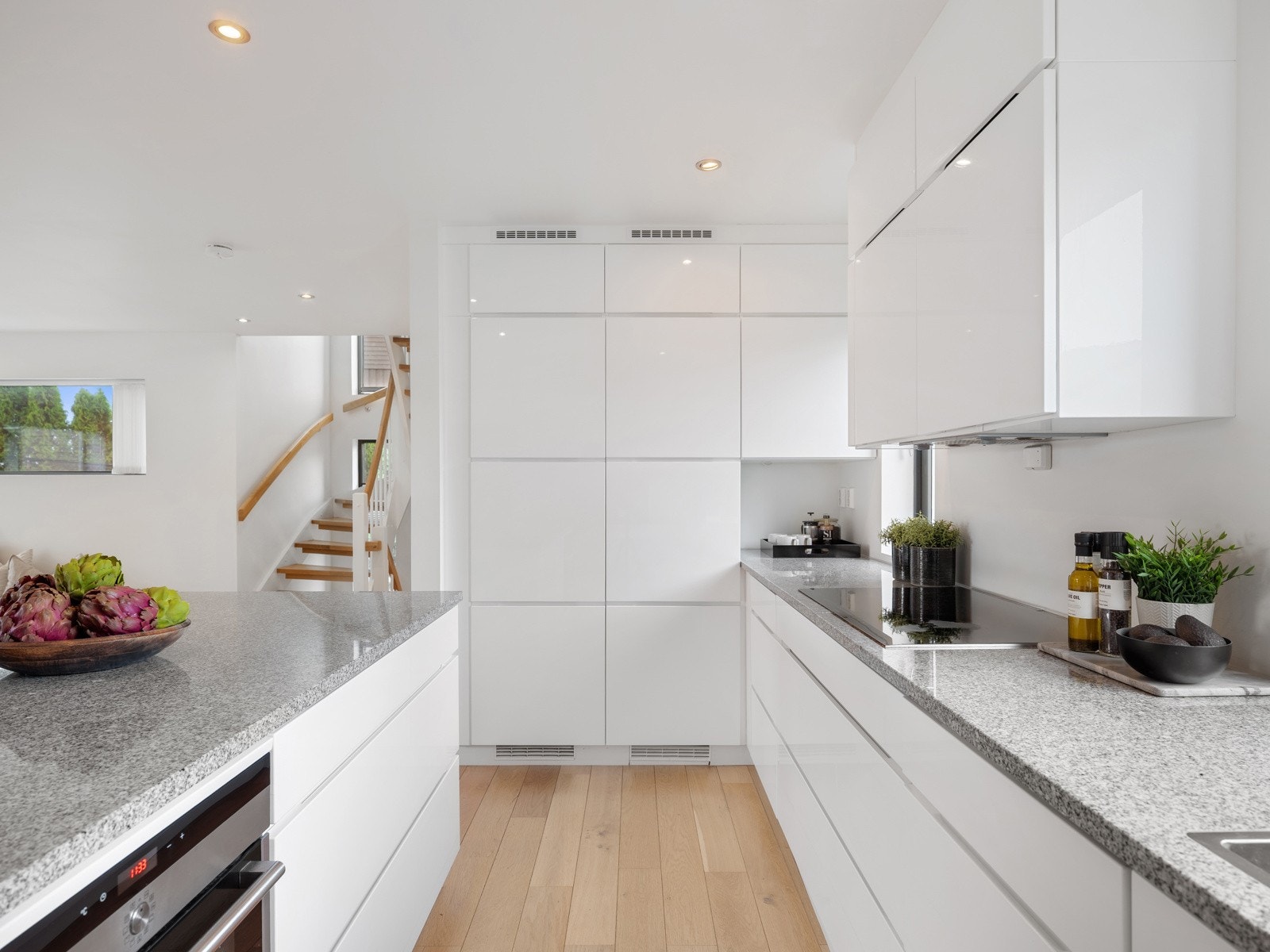 Det er planlimt stålkum med ettgreps blandebatteri, keramisk koketopp og integrerte hvitevarer, inkludert oppvaskmaskin, separat kjøle- og fryseskap med isbitmaskin samt stekeovn plassert under benk på kjøkkenøy. Galleribilde