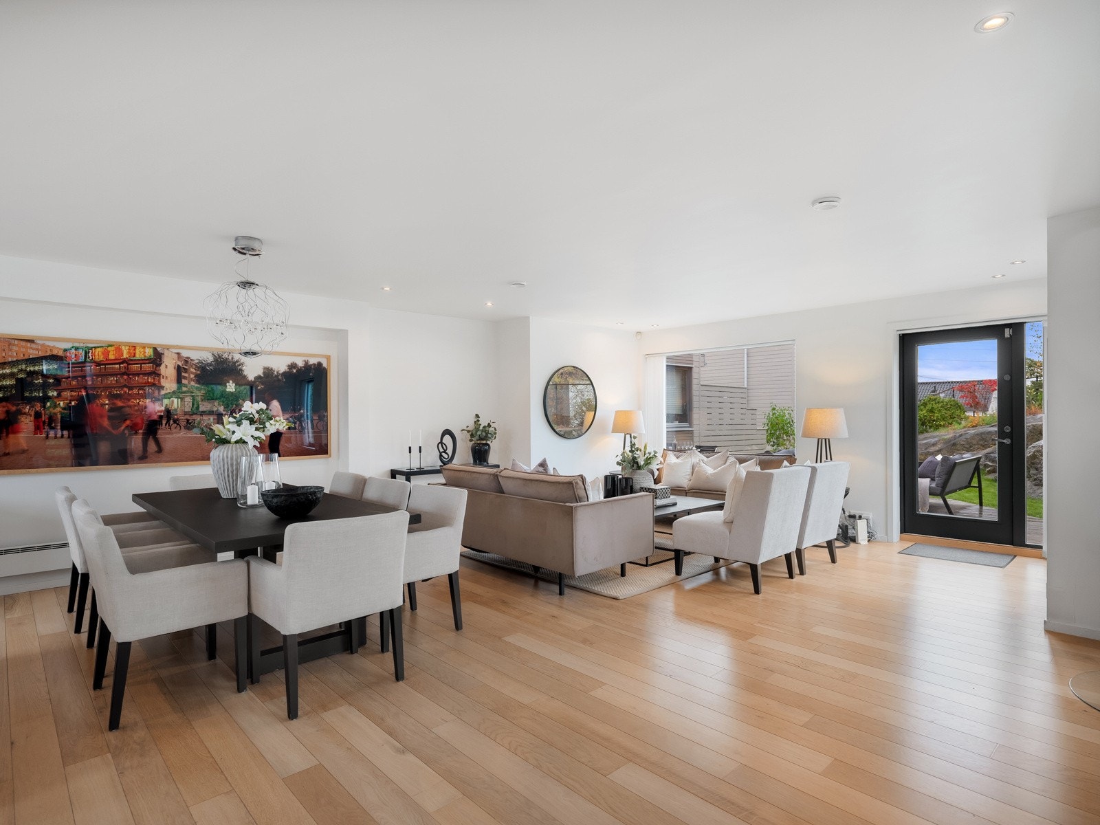 Huset går over tre plan og har en god planløsning med plass til både familieliv og sosiale sammenkomster. Galleribilde