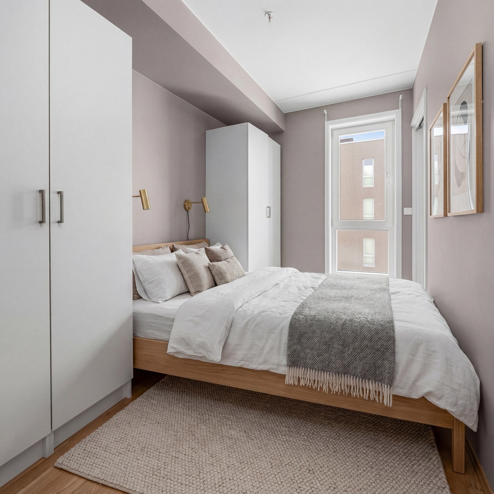 Soverommet har en praktisk garderobeløsning på hver side av senga. Digitalt stylet bilde. Galleribilde