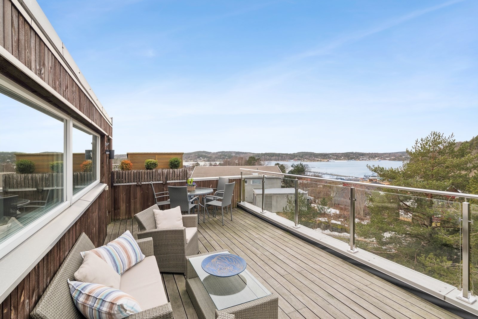 DNB Eiendom v/Jim Robin Henriksen ønsker velkommen til Movikåsen 2B halvpart av tomannsbolig. Takterrasse med flott utsikt og svært gode solforhold Galleribilde