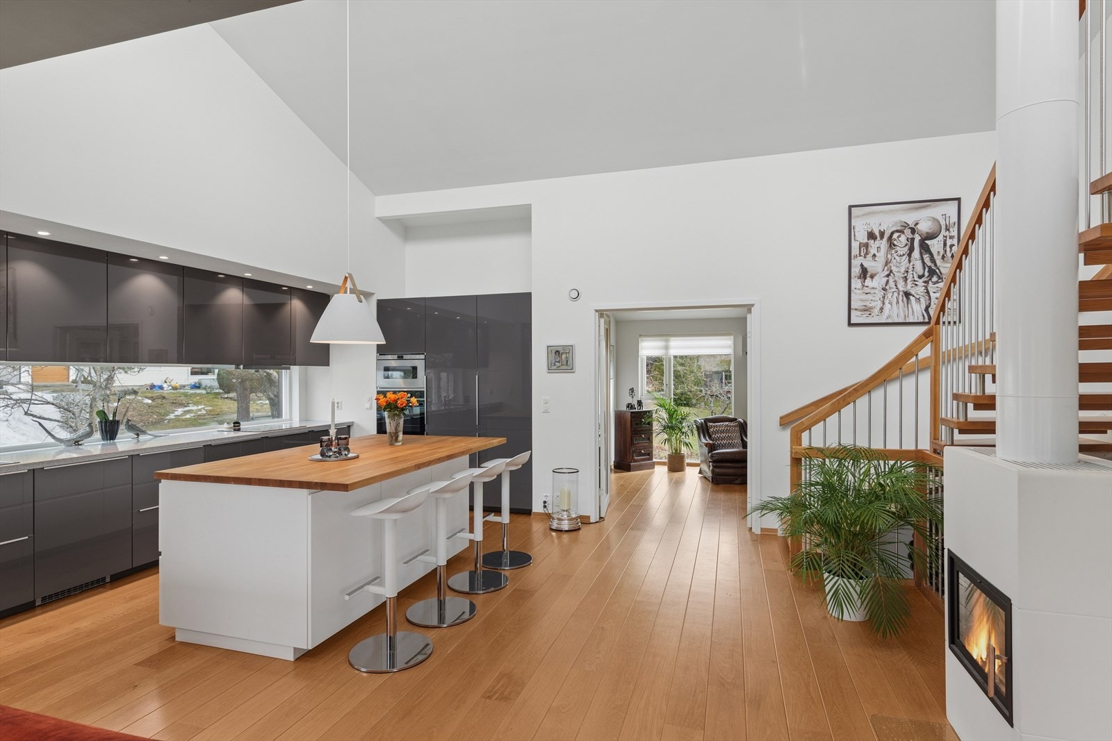 Praktisk kjøkkenøy perfekt for sosiale sammenkomster. Den åpne stue/kjøkkenløsningen innbyr til sosiale og hyggelige stunder Galleribilde