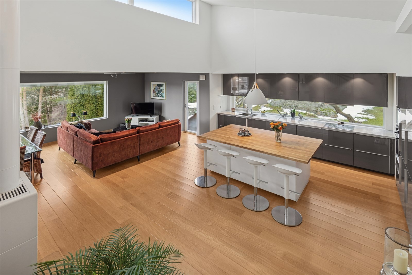 Stort allrom hvor hele familien kan samles Galleribilde