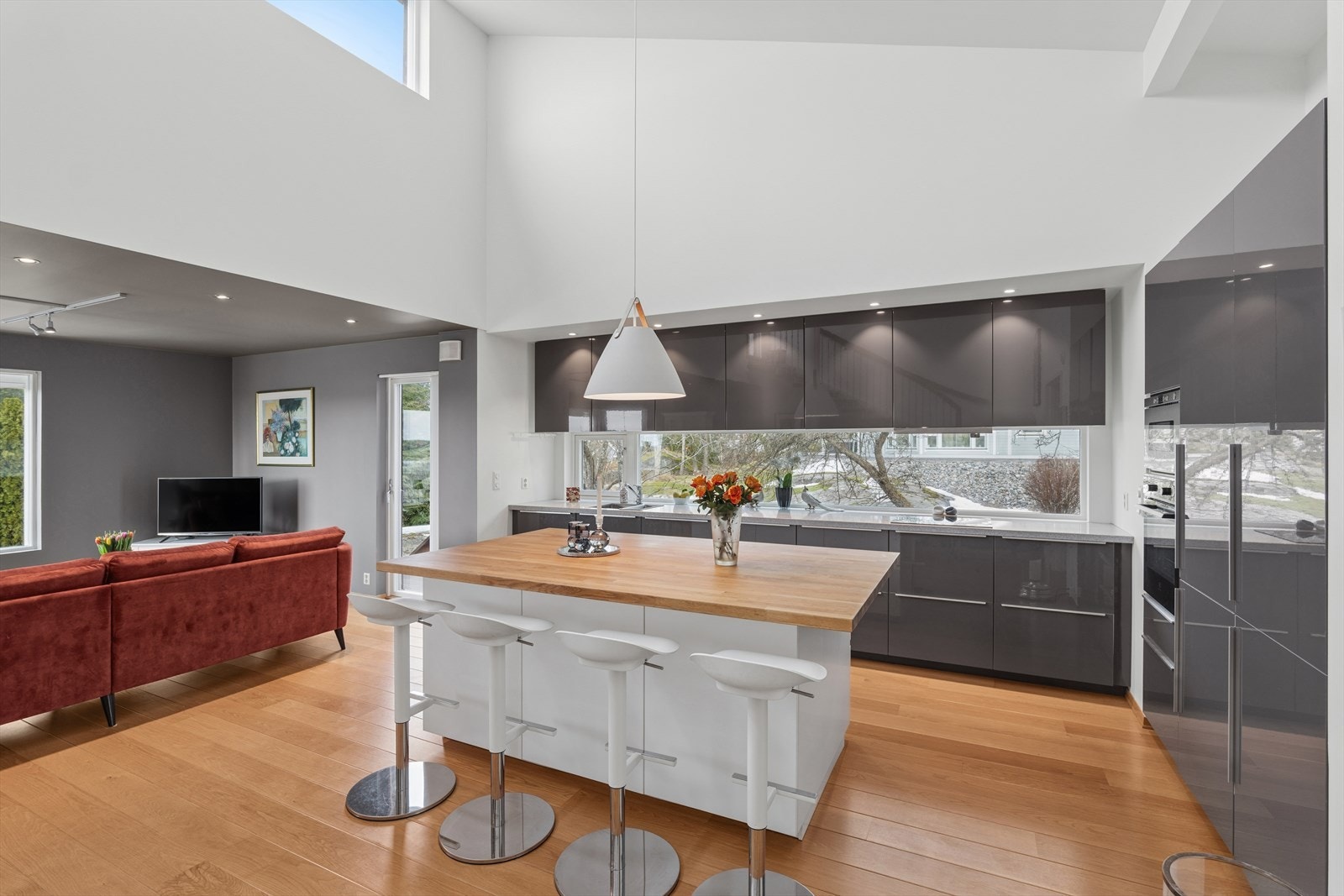 Overflater er lyse, store vindusflater er gjennomgående og sørger for masse naturlig lysinnslipp Galleribilde