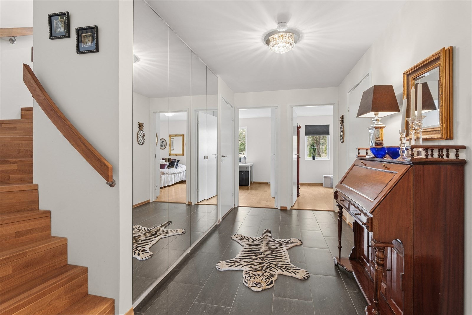 Hall med stor garderobeløsning og godt med bodplass under trappen Galleribilde