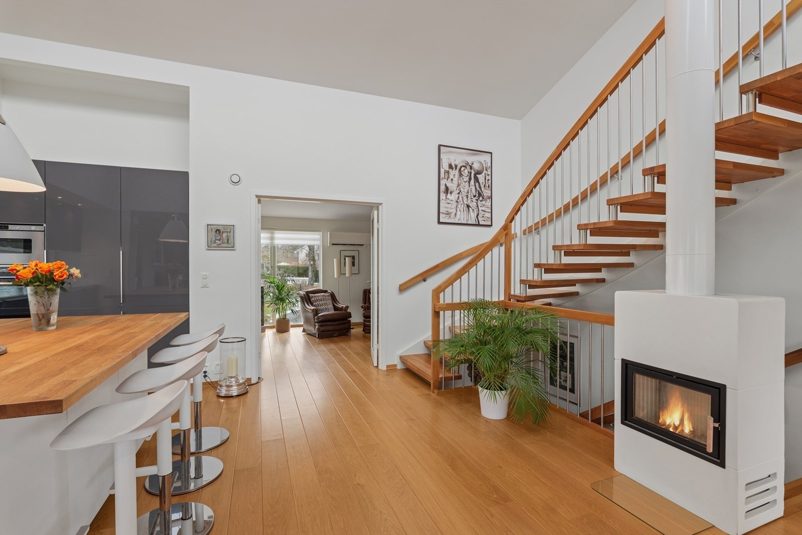 Dobble dører inn til blibliotek/ekstra tv-stue/soverom/kontor eller hva man måtte trenge Galleribilde