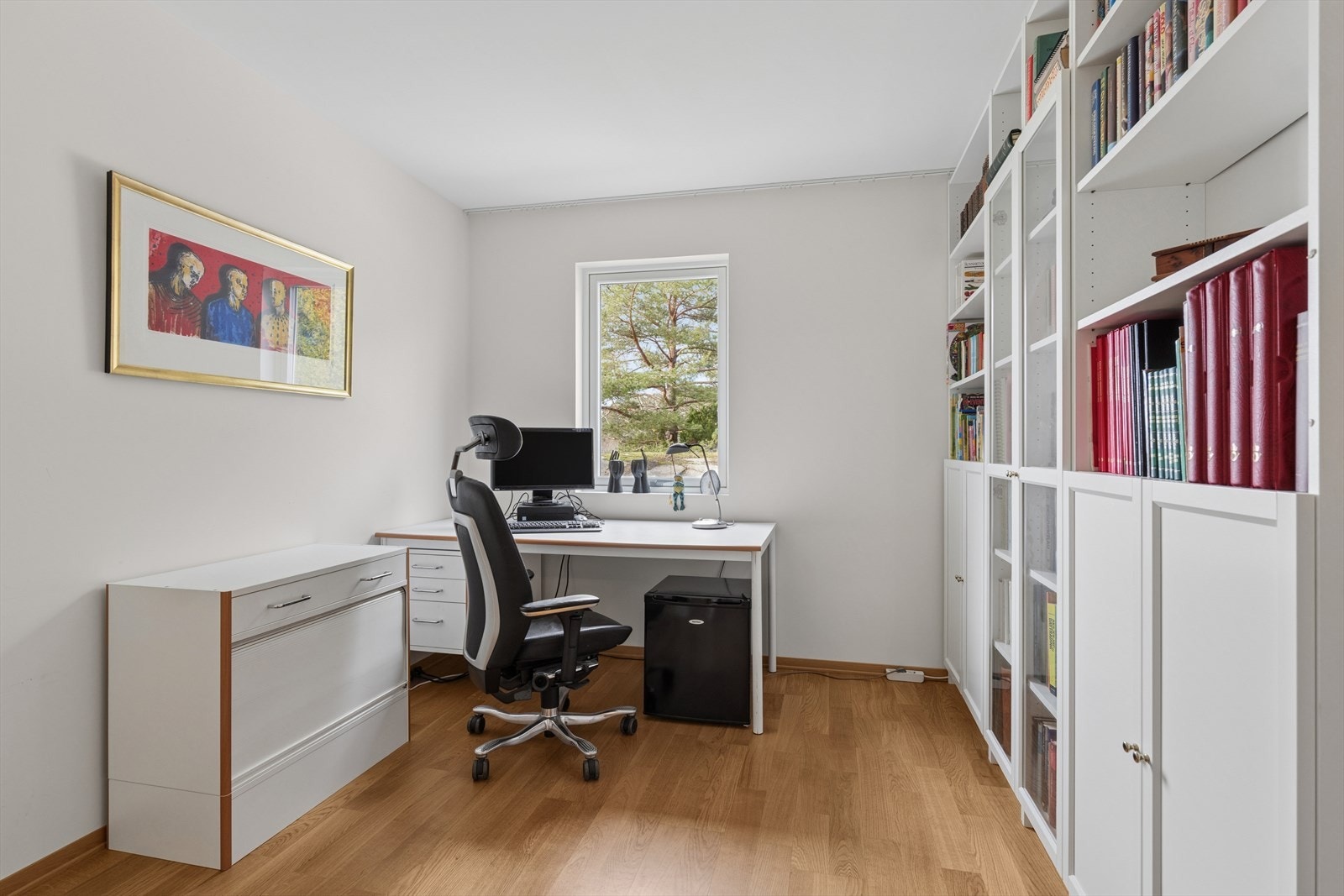 Det siste soverommmet ganske identisk med soverom to. Enten perfekt som tv-stue, soverom eller kontor avhengig av hva man trenger Galleribilde