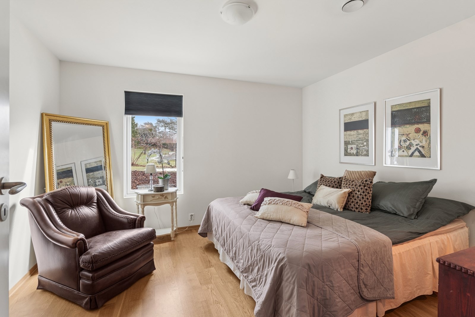 Første etasjen byr på 3 gode soverom, en romslig hall, vaskerom og bad Galleribilde