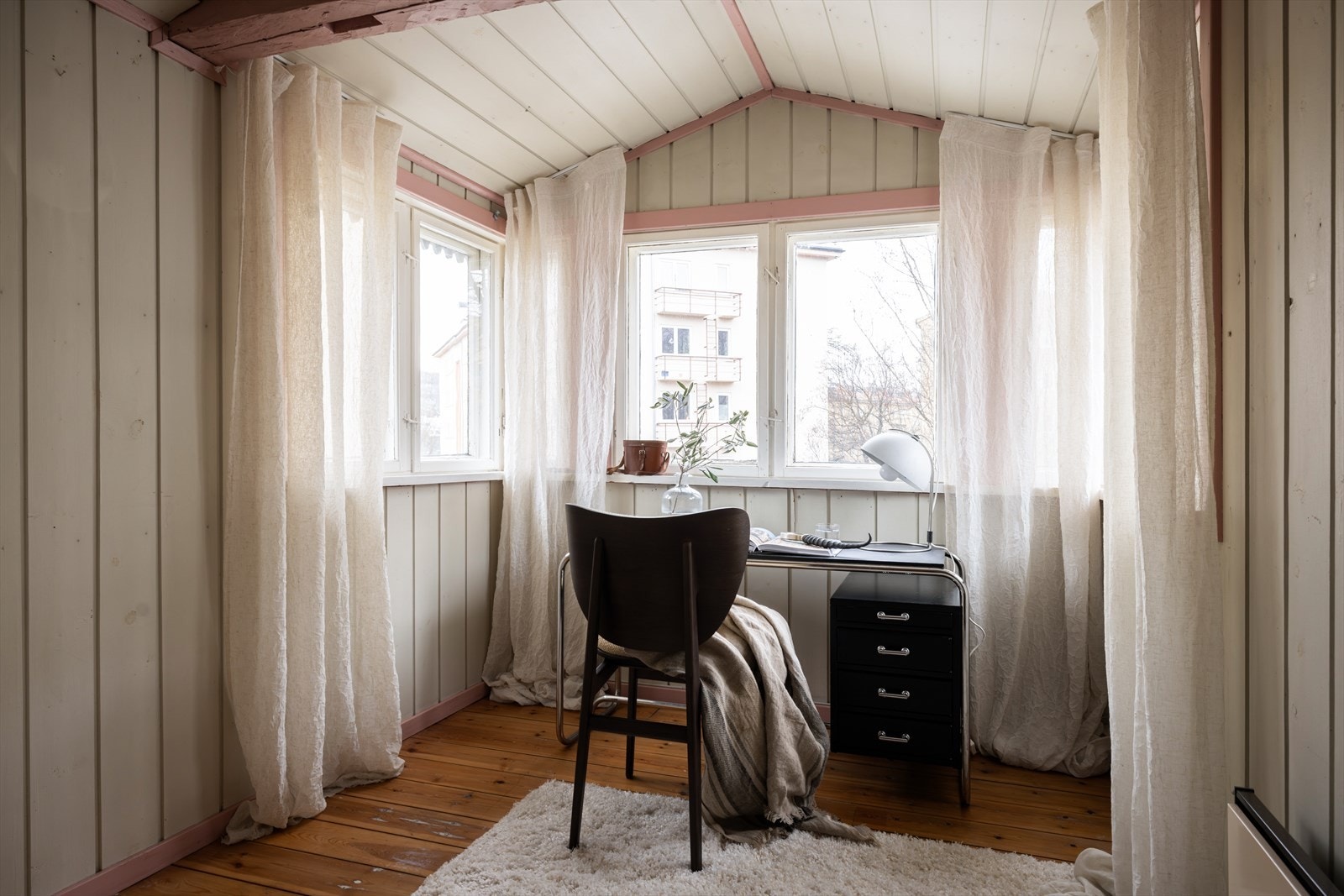 Koselig plass for hjemmekontor i karnapp. Galleribilde