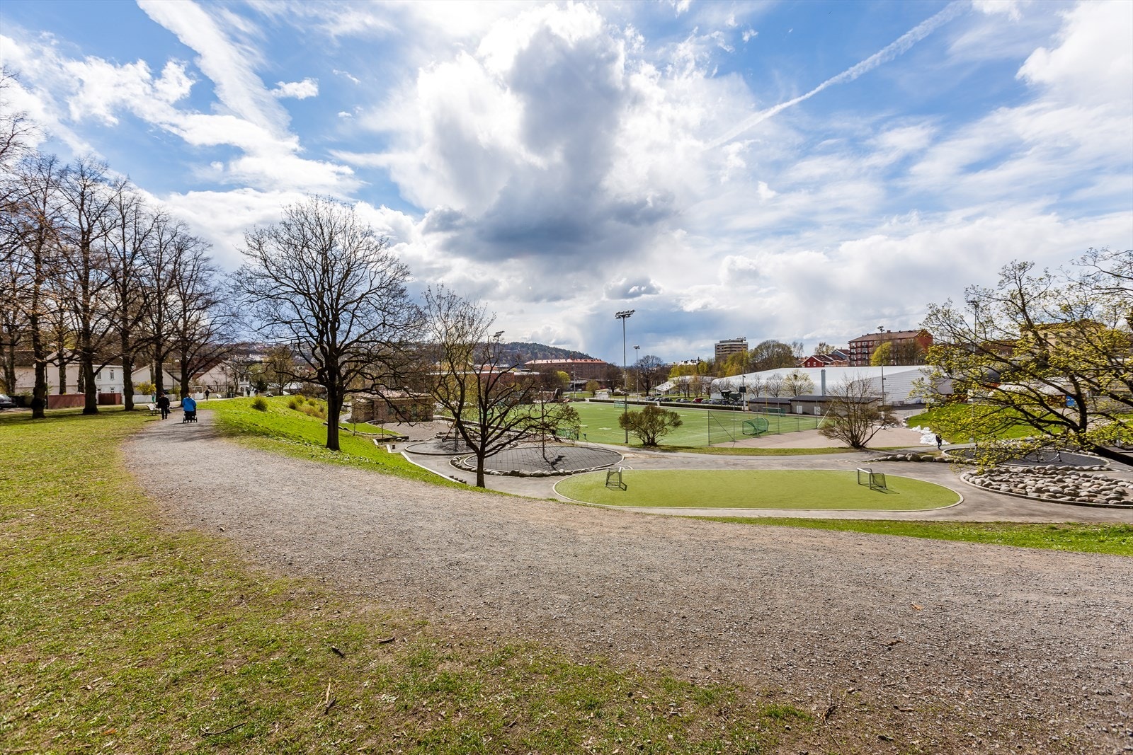 En spasertur fra boligen finner man også Jordal med blant annet Jordal Amfi. Galleribilde